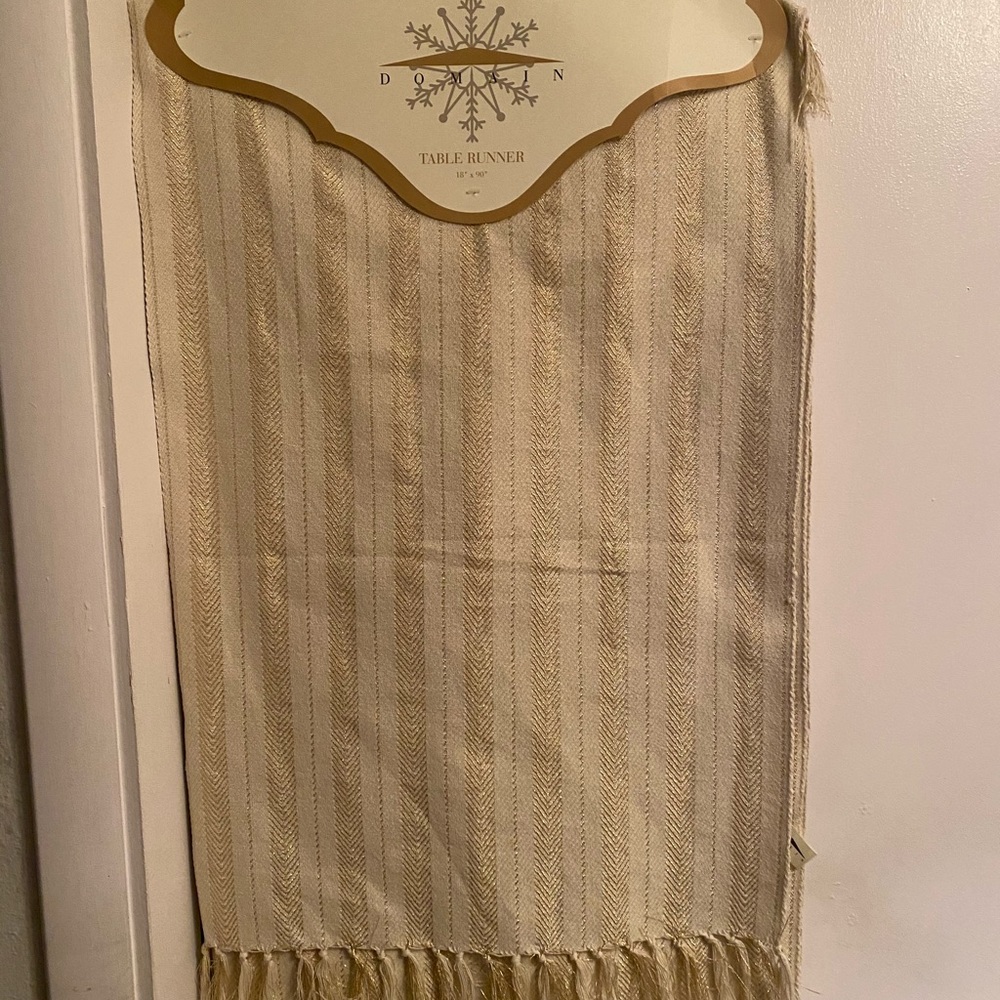Domain Table Runner NWT